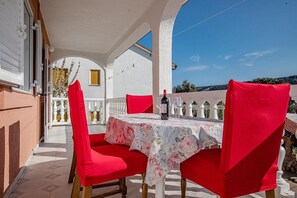 Outdoor dining - Apartment in Lopar with Terrace, Air condition, WIFI, Washing machine (4360-3) (Lopar)