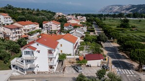 Un quartiere residenziale con edifici a più piani, un parcheggio e una strada.