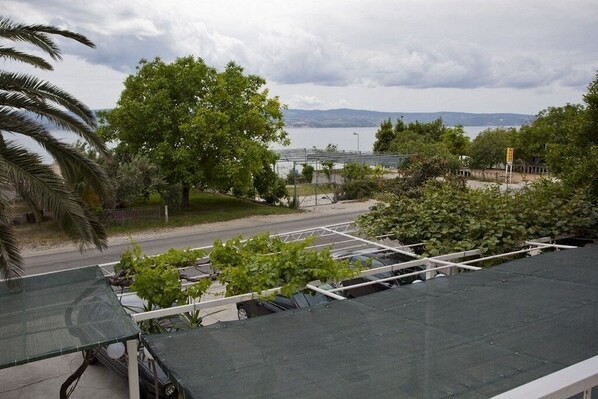 A rooftop garden with a view of a body of water and distant hills. - Apartment in Duće with Seaview, Terrace, Air condition, WIFI (850-2) (Duce)