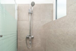 Douche, serviettes fournies