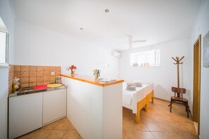 Regadera, secadora de cabello, toallas