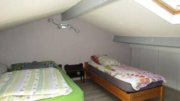 1 chambre, fer et planche Ă repasser