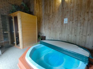 Indoor spa tub - Castle Court Motel (Wellsford)