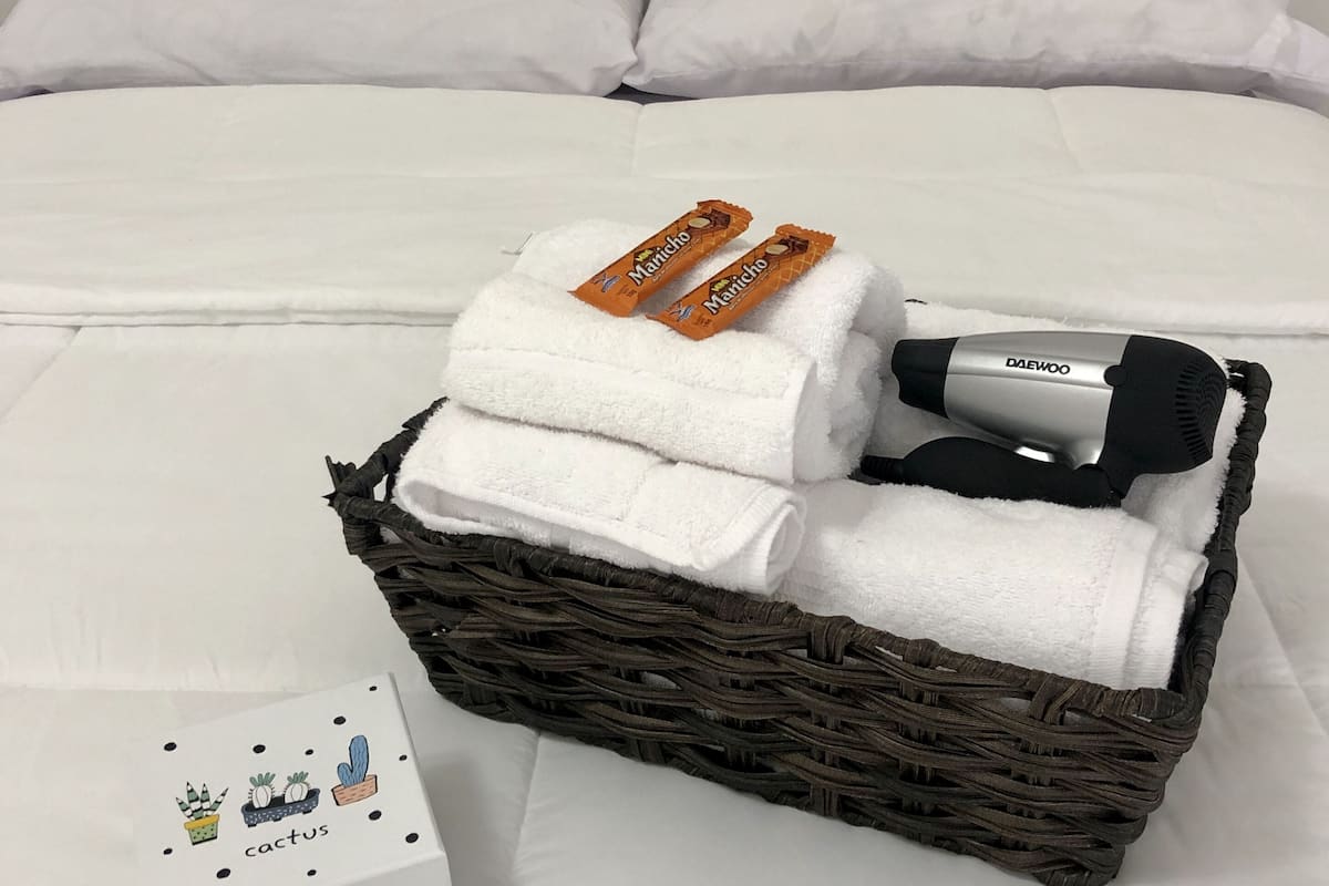 Hypo-allergenic bedding, free WiFi, bed sheets