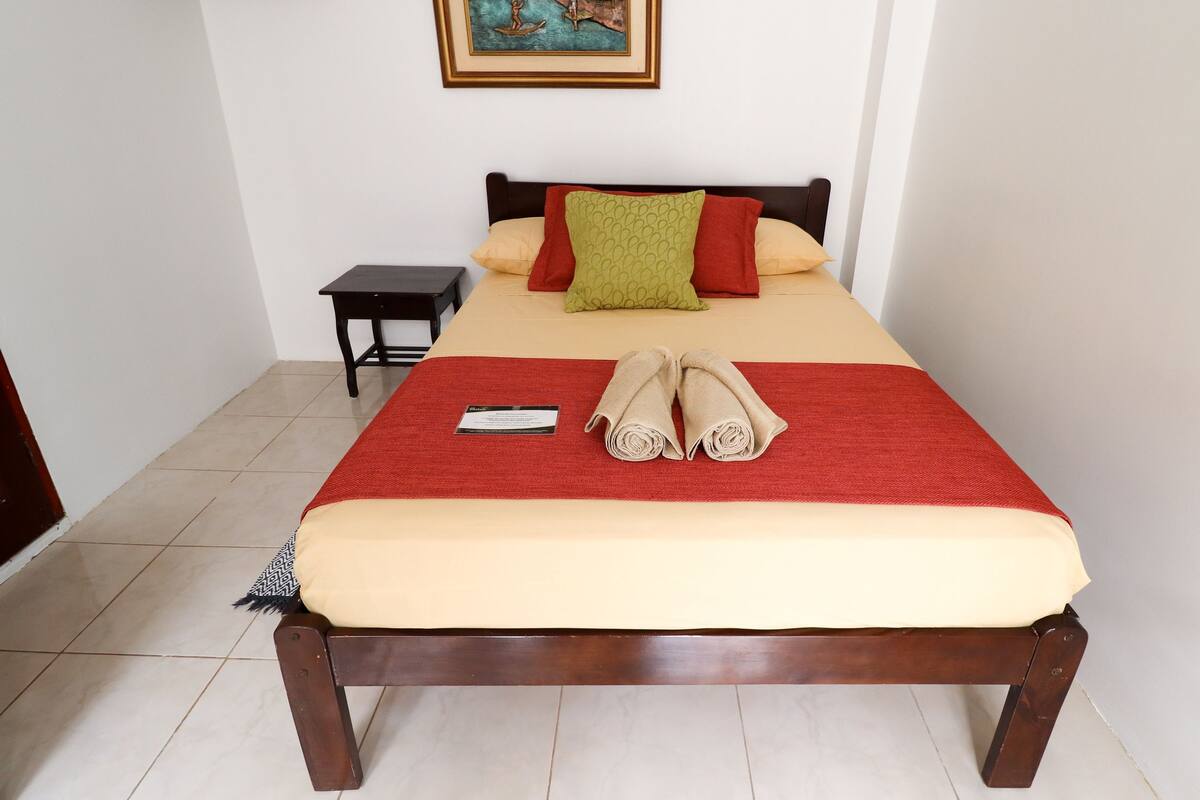Hypo-allergenic bedding, free WiFi, bed sheets