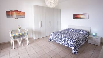 1 bedroom, bed sheets