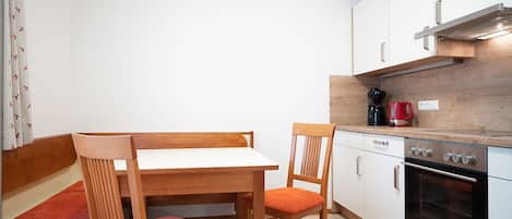 Fridge, oven, stovetop, coffee/tea maker