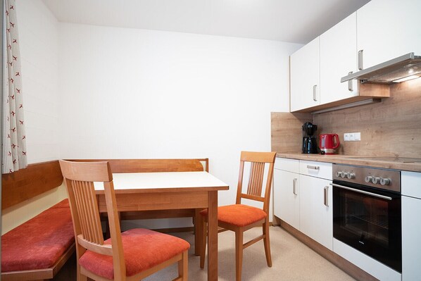 Fridge, oven, stovetop, coffee/tea maker