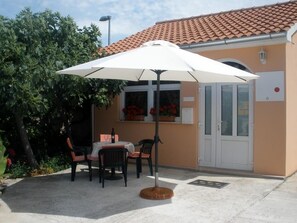 Outdoor dining - Holiday Home in Vodice with Terrace, Air condition, WIFI (4449-1) (Vodice)