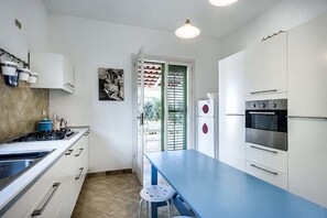 Een koelkast, een microgolfoven, een oven, een kookplaat