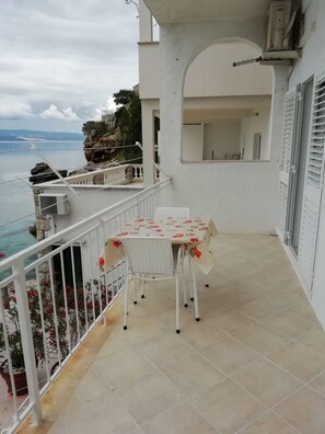 Outdoor dining - Apartment in Pisak with Seaview, Balcony, Air condition, WIFI (195-1) (Pisak)