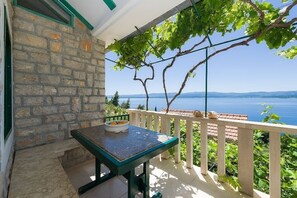 Outdoor dining - Apartment in Murvica with Seaview, Terrace, Air condition, WIFI (146-2) (Murvica)