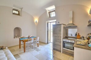 Fridge, oven, stovetop, coffee/tea maker - Casa Morella A: A characteristic and welcoming apartment in a quiet position, located on a hillside above the sea, with Free WI-FI. (Massa Lubrense)