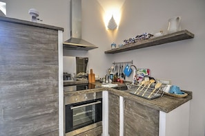 Kühlschrank, Ofen, Herdplatte, Wasserkocher mit Kaffee-/Teezubehör