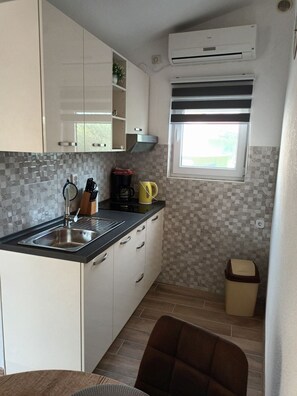 Fridge, microwave, coffee/tea maker, electric kettle - Apartment in Nin with Terrace, Air condition, WIFI (3722-2) (Nin)