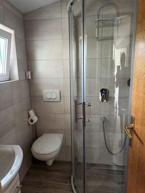 Ducha, secador de pelo y toallas