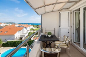 Outdoor dining - Apartment in Vodice with Seaview, Balcony, Air condition, WIFI (94-10) (Vodice)