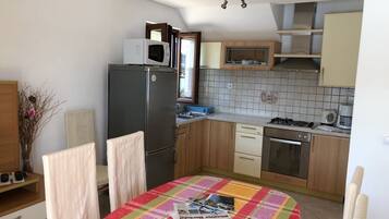 Refrigerador, microondas, horno y lavavajillas