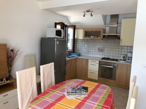Frigorífico, microondas, horno y placa de cocina