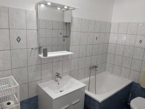 Bathtub, towels