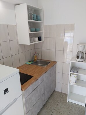 Fridge, coffee/tea maker, electric kettle, cookware/dishes/utensils
