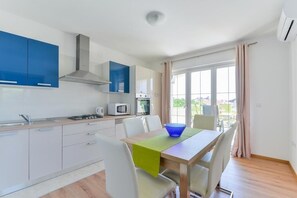 ثلاجة، ميكروويف، فرن، موقد طهي مسطح