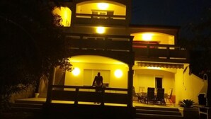 A multi-story building with a balcony and a person standing on it. - Apartment in Vir with Terrace, Air condition, WIFI, Dishwasher (4589-1) (Vir)