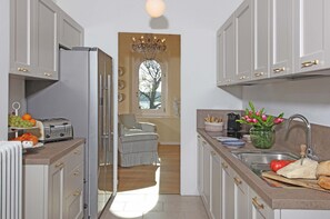 Kühlschrank, Mikrowelle, Ofen, Geschirrspüler