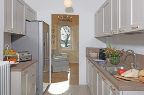 Kühlschrank, Mikrowelle, Ofen, Geschirrspüler