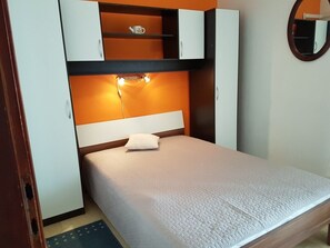 2 chambres, fer et planche à repasser, Wi-Fi gratuit, draps fournis