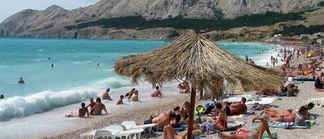 Una spiaggia nelle vicinanze