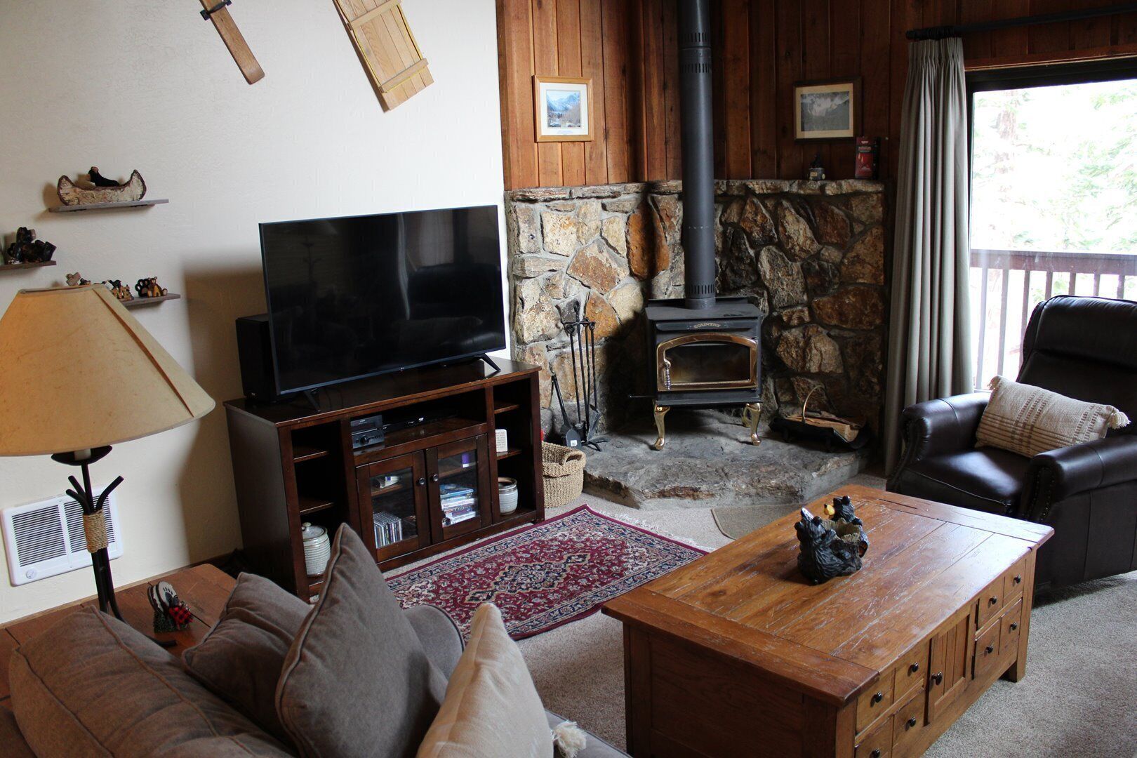 Flachbildfernseher, Kamin, DVD-Player