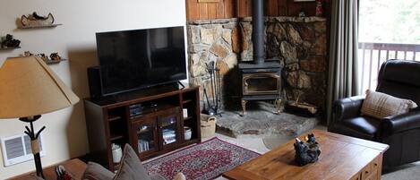 Flachbildfernseher, Kamin, DVD-Player