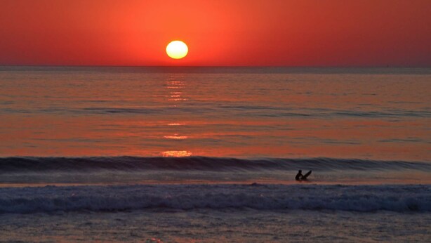 A sunset over the ocean with a surfer in the water. - House with 3 bedrooms, 8 people, Lacanau Océan (LACANAU OCEAN)