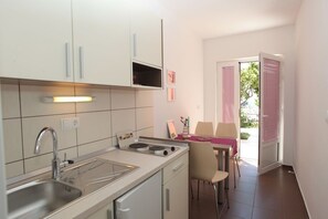 ثلاجة، موقد طهي مسطح، ماكينة لصنع القهوة/الشاي، محمصة خبز