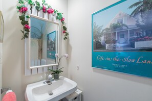 Interior - BELLA VITA ~ 2/1.5 located in the Truman Annex with a community pool! (Key West)