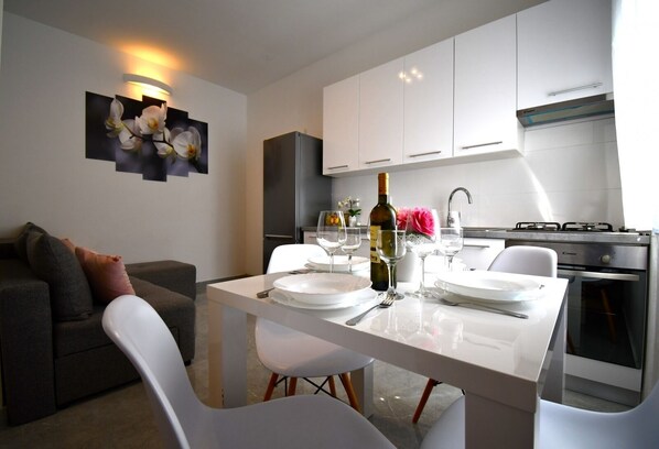 Fridge, microwave, oven, coffee/tea maker