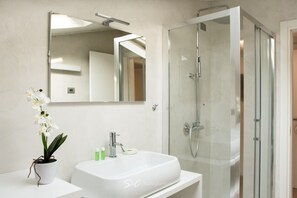Dusche, Haartrockner, Bidet, Handtücher