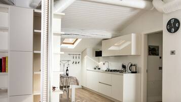 Microonde, forno, piano cottura, lavastoviglie