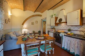 Frigorifero, forno, piano cottura, lavastoviglie