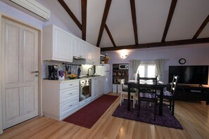 Frigorífico, microondas, placa de cocina y tostadora
