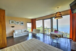 12 bedrooms, desk, iron/ironing board, free WiFi - Villa Carminia Grande: A splendid and luminous three-story villa located on the coast in front of the island of Capri, with Free WI-FI. (Massa Lubrense)