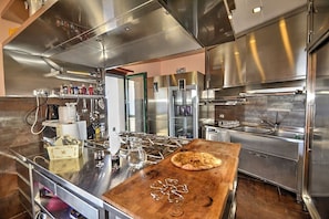 Placa de cocina, lavavajillas, cafetera/tetera, utensilios de cocina