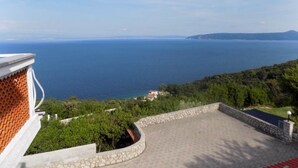 A coastal view with a stone pathway leading to a terrace overlooking the sea. - Studio apartment in Mošćenička Draga with Seaview, Terrace, Air condition, WIFI (4364-2) (Mošcenicka Draga)