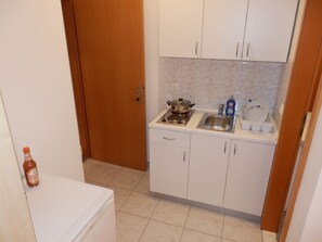 Fridge, electric kettle, cookware/dishes/utensils - Studio apartment in Duće with Seaview, Balcony, Air condition, WIFI (4173-6) (Duce)