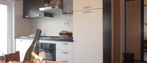 Réfrigérateur, four, plaque de cuisson, cafetiÚre/bouilloire