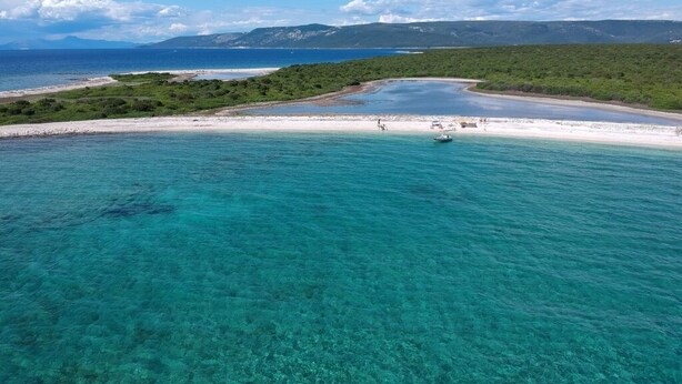 A coastal landscape with clear turquoise waters, a sandy beach, and a boat in the distance. - Holiday Home in Miholaščica with Terrace, Air condition, WIFI (66-1) (Miholašcica)