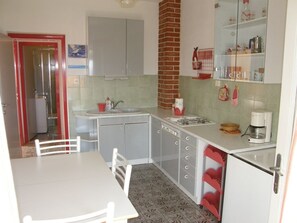 Fridge, coffee/tea maker, freezer - Apartment in Bol with Seaview, Balcony, Air condition, WIFI (3416-1) (Bol)