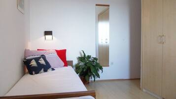 3 slaapkamers, een strijkplank/strijkijzer, gratis wifi, beddengoed