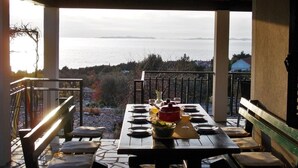 Ein Esstisch für vier Personen mit Blick auf das Meer.